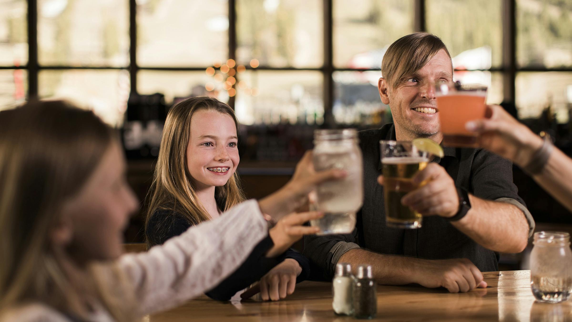 Family dining and cheers-ing drinks at Mountainside Bar and Grill