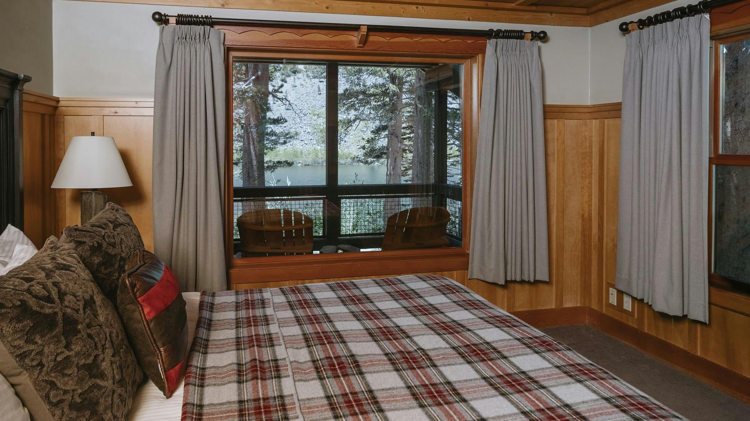 Cabin room with lake view