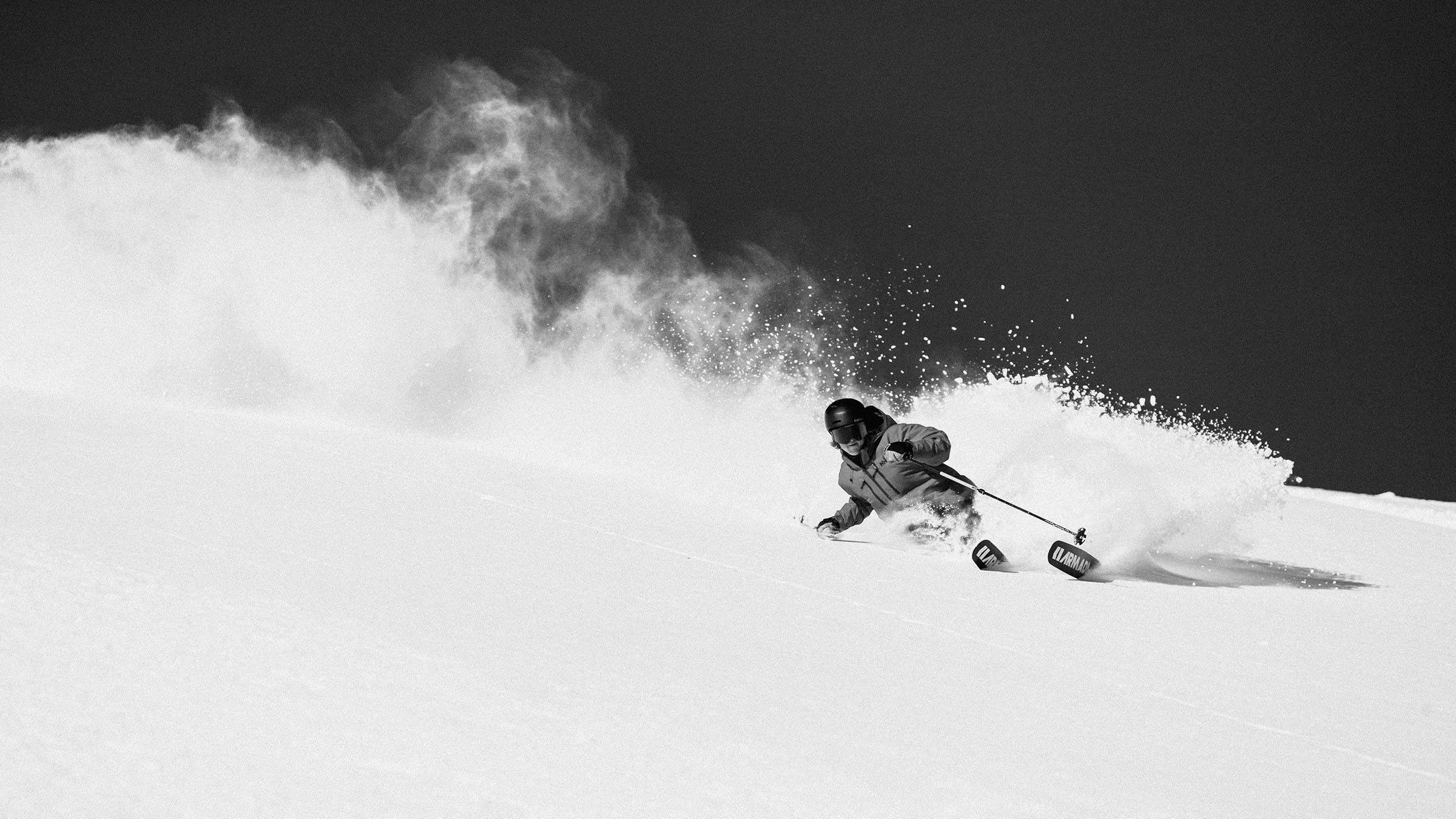Skier powder action