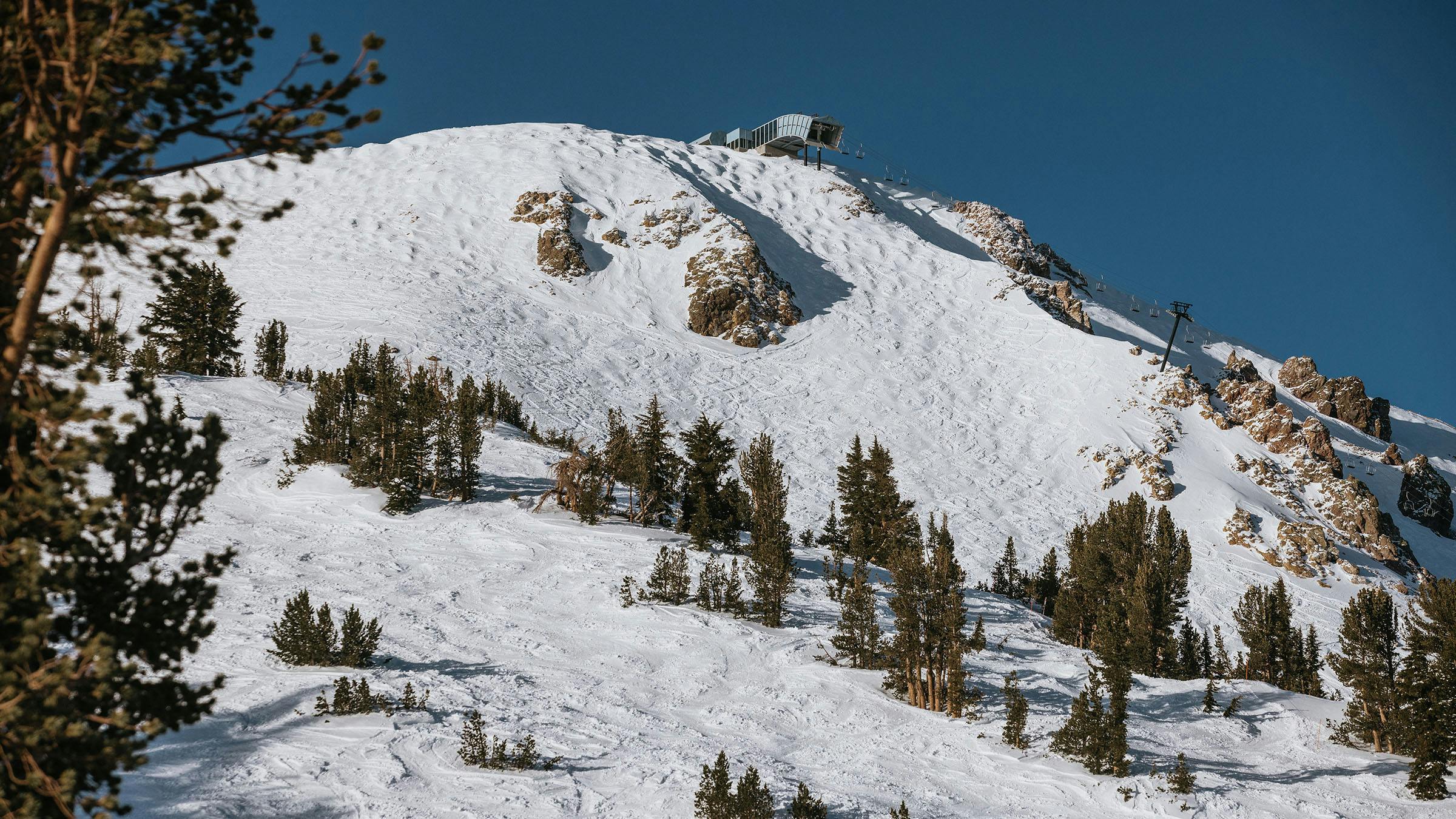 Scenic photo of Mammoth Mountain on a bluebird day during spring skiing season