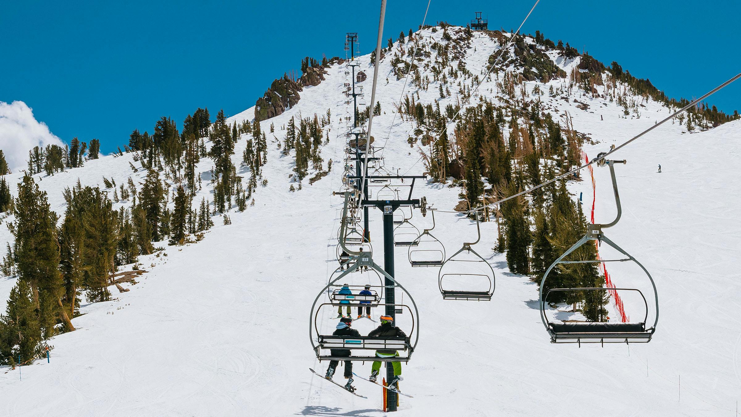 Chair lift on bluebird day at Mammoth MOuntain